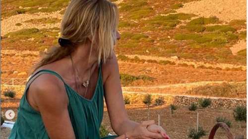 Στην Πάτμο η Τζένη Μπαλατσινού: Δείχνει την αυλή του πέτρινου σπιτιού της με την απίθανη θέα