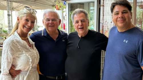 Ο Αμερικανός Γερουσιαστής Μενέντεζ στηρίζει Ελλάδα και στις διακοπές: Για φαγητό στην Πλάκα με τη σύζυγό του και τον Τζορτζ Τσούνης