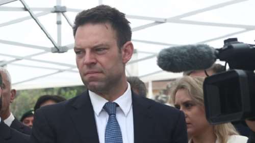 Ο ΣΥΡΙΖΑ απειλεί με μηνύσεις τον Καρανικόλα της ΝΔ- Τι συνέβη με τα 7,5 εκατ. που διεκδικεί ο Κασσελάκης απο εταιρεία των ΗΠΑ