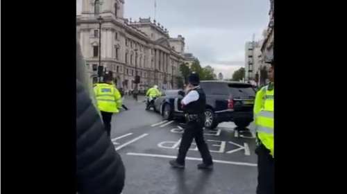 Απίστευτο τροχαίο για τον Μπόρις Τζόνσον έξω από το βρετανικό κοινοβούλιο! [Βίντεο]