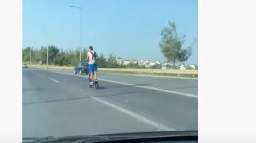 Τρόμος στη Θεσσαλονίκη: Ριψοκίνδυνος νεαρός τρέχει στον Περιφερειακό με πατίνι, χωρίς κράνος [βίντεο]
