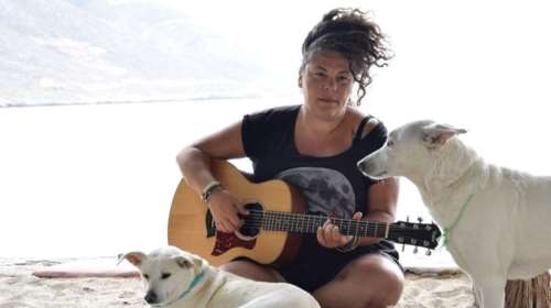 Μυρίζει καλοκαίρι: Η Ματούλα Ζαμάνη σε Live Streaming συναυλία από την Αμοργό