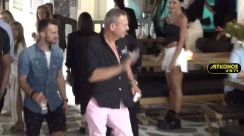 Στη Μύκονο ο Πάνος Καμμένος: Βόλτα στα Ματογιάννια με ροζ παντελόνι και ανοιχτό μαύρο πουκάμισο