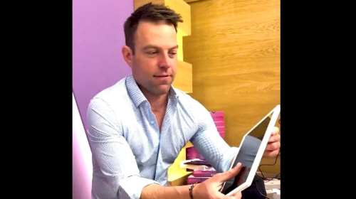 Ο Κασσελάκης φορτίζει τάμπλετ και απευθύνει κάλεσμα για τις προκριματικές του ΣΥΡΙΖΑ - Το &quot;καρφί&quot; για την Ασημακοπούλου