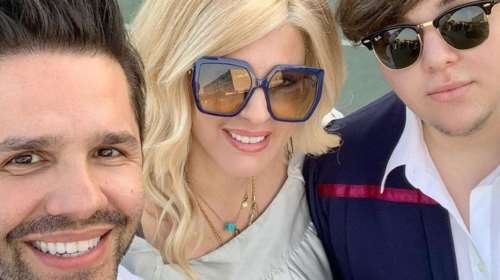 Ο Γιώργος Τσαλίκης και η Δώρα Δημητροπούλου συγκινημένοι στην αποφοίτηση του 18χρονου γιου τους [εικόνες]