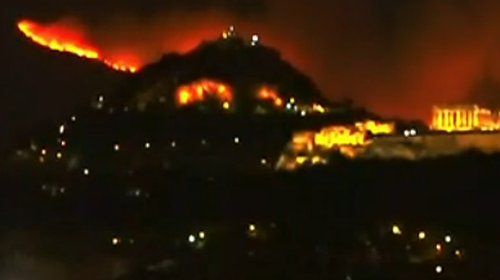 Οι φλόγες της Πεντέλης πίσω από την Ακρόπολη: Απόκοσμες εικόνες στον Παρθενώνα - Οι καπνοί σκέπασαν το Λεκανοπέδιο