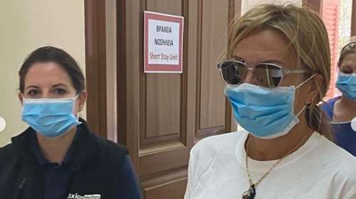 Η Μαρέβα Μητσοτάκη στο Καστελλόριζο με εθελοντές κατά του κορονοϊού - Με τζιν, γυαλιά ηλίου και μάσκα [εικόνες]