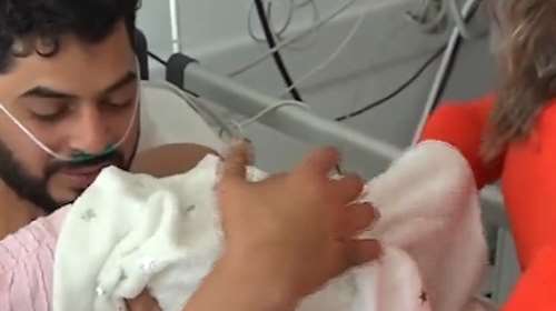 Συγκίνηση για τον πατέρα στην Τουρκία που σώθηκε 11 ημέρες μετά τον σεισμό και γνώρισε τη νεογέννητη κόρη του