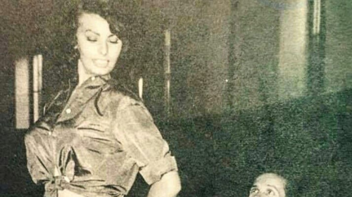 Σοφία Λόρεν: Η σπάνια φωτογραφία της Ιταλίδας ντίβας στην Ελλάδα – Μάθαινε ελληνικούς παραδοσιακούς χορούς