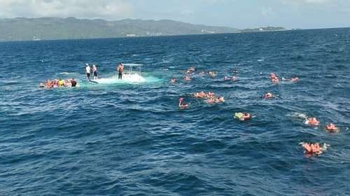 Πανικός στην Καραϊβική: Παραθεριστές πηδούν στη θάλασσα από τουριστικό καταμαράν [βίντεο]