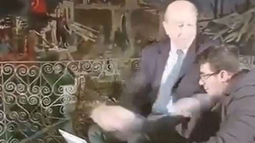 Σάλος στην Τουρκία: Δημοσιογράφος... χαστούκισε live τον τεχνικό ήχου [βίντεο]