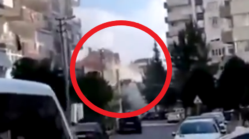 Σεισμός: Η συγκλονιστική στιγμή της κατάρρευσης πολυκατοικίας στη Σμύρνη [Βίντεο]