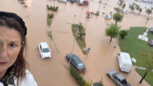 Ειρήνη Νικολοπούλου: Εγκλωβισμένη η δημοσιογράφος σε ξενοδοχείο στον Βόλο χωρίς ρεύμα - Εικόνες σοκ από το λιμάνι