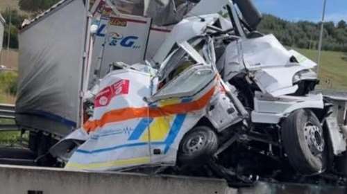 Ιταλία: Καραμπόλα με νεκρούς και τραυματίες - Ενεπλάκησαν φορτηγά, ασθενοφόρο, λεωφορείο και τροχόσπιτο - &quot;Σώθηκα για λίγα μέτρα&quot;