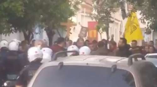 Επεισόδια με Χρυσαυγίτες στον Αγ. Νικόλαο Κορυδαλλού: Τραυμάτισαν αστυνομικό, επίκεινται συλλήψεις [Βίντεο]