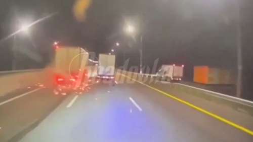 Τρομακτικό τροχαίο στη Μόσχα: Αυτοκίνητο καρφώθηκε σε φορτηγό που άλλαξε απότομα λωρίδα κυκλοφορίας [βίντεο]