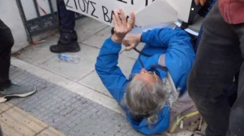 Βόλος: Ένταση στη δίκη για την υπόθεση του Βασίλη Μάγγου - Χτυπήθηκε ο πατέρας του - Επεσε πιστόλι αστυνομικού στον δρόμο