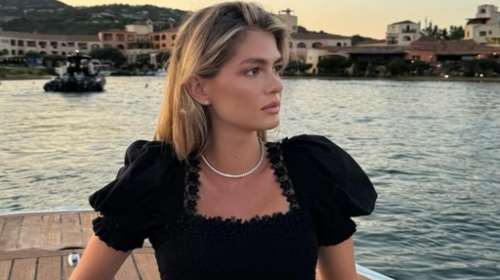 Αμαλία Κωστοπούλου: Ποζάρει με μαύρο κορσέ με δαντέλα, tennis neclace και Chanel τσάντα στην Ιταλία