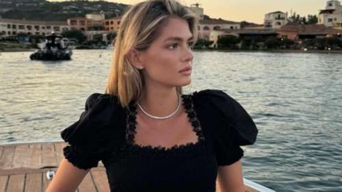 Η Αμαλία Κωστοπούλου με dark cherry nails, την πιο hot τάση νυχιών της σεζόν