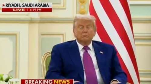 Sleepy Ντόναλντ: Ο Τραμπ έπαθε... Μπάιντεν- Αποκοιμήθηκε σε πολυθρόνα κατά την επίσκεψή του στη Σαουδική Αραβία [βίντεο]