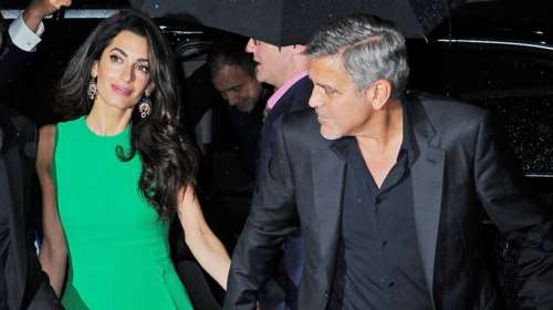 Αισθησιακή με σμαραγδί φόρεμα στη Βενετία η Αμάλ Κλούνεϊ: Η θεαματική έξοδος από το πιο διάσημο ιταλικό εστιατόριο