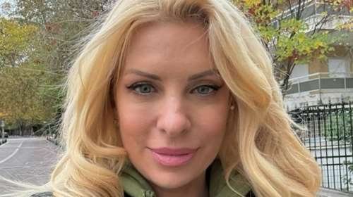 Ελένη Μενεγάκη:  Απολαμβάνοντας τον ήλιο, το κρασί, και το αγόρι της [Εικόνες]