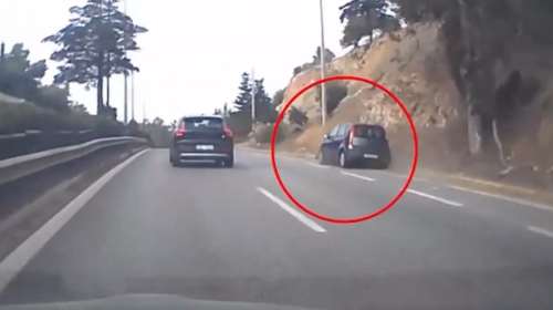 Τρόμος στον περιφερειακό του Καρέα: Τράκαρε μόνος του και συνέχισε να οδηγεί ενώ το ΙΧ διαλυόταν [βίντεο]