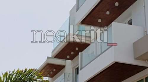 Ηράκλειο: Αποκολλήθηκε γυάλινο μπαλκόνι και έπεσε πάνω σε τουρίστα - Σε κρίσιμη κατάσταση στη ΜΕΘ ο 48χρονος [Eικόνες]