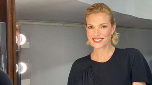 Στυλ παραλίας! Η Βίκυ Καγιά ποζάρει με καφέ ολόσωμο μαγιό και εντυπωσιάζει