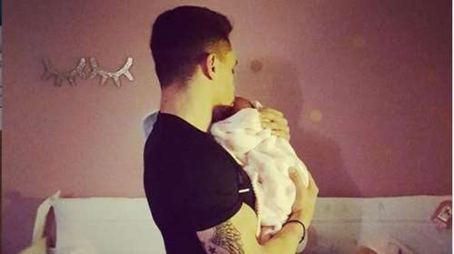 Daddy&#39;s girl: Ο χαζομπαμπάς Λευτέρης Πετρούνιας χορεύει με την κόρη του στην αγκαλιά [Βίντεο]