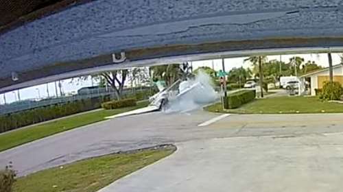 Βίντεο - σοκ: Αεροπλάνο συνετρίβη πάνω σε αυτοκίνητο στη Φλόριντα - Τρεις νεκροί