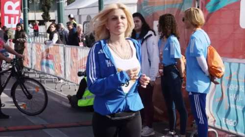 Έτρεξε στον Ημιμαραθώνιο της Αθήνας και η υφυπουργός Έλενα Ράπτη [εικόνες]