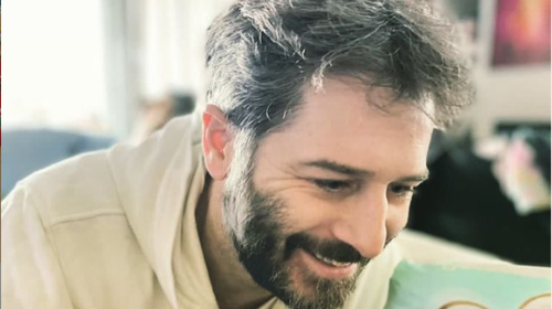 Ο Αλέξανδρος Μπουρδούμης είναι ένας στοργικός μπαμπάς: Δείτε τον να ταΐζει τον 6 μηνών γιο του