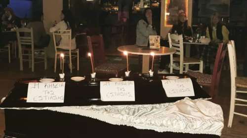 Εκαναν την... κηδεία της εστίασης με φέρετρο έξω από μεζεδοπωλείο [εικόνα]
