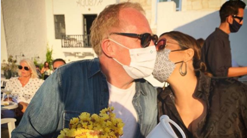 Σάλμα Χάγιεκ: Διακοπές στην Πάρο με τον κροίσο σύζυγό της - Παντού με μάσκα [Εικόνες]