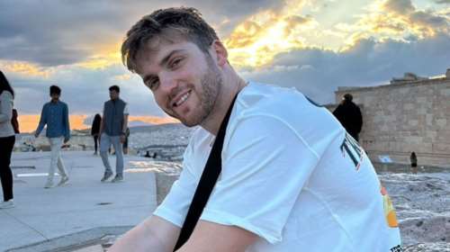 &quot;Είμαι σίγουρος πως εκεί που είναι σήμερα έχει συγχωρέσει ακόμα και τους δολοφόνους του&quot;: Συγκινεί ο πατέρας του 26χρονου Ιωνά