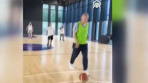 Ο Ερντογάν είναι σε... φόρμα: Έπαιξε μπάσκετ με τον Καλίν και φυσικά κέρδισε [βίντεο]