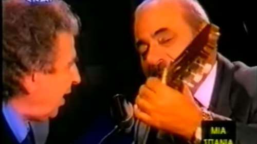 Σπάνια τηλεοπτική στιγμή: Μίκης Θεοδωράκης και Στέλιος Καζαντζίδης τραγουδούν μαζί, με μια κιθάρα [βίντεο]