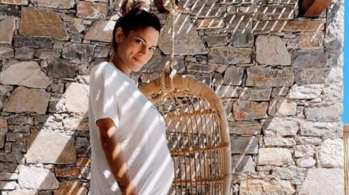 Μαίρη Συνατσάκη: Δείχνει το σώμα της στην αρχή της εγκυμοσύνης και λίγο πριν γεννήσει [εικόνα]