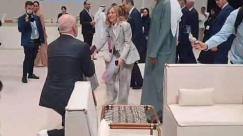 Ο Έντι Ράμα αιφνιδίασε την Τζόρτζια Μελόνι: Της πρόσφερε γονατιστός δώρο γενεθλίων - Κλείνει σήμερα τα 48 [βίντεο]