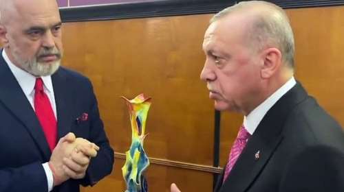 Άφωνος ο Ερντογάν μπροστά στο χειροποίητο έργο τέχνης που του χάρισε ο καλλιτέχνης... πρωθυπουργός της Αλβανίας Εντι Ράμα