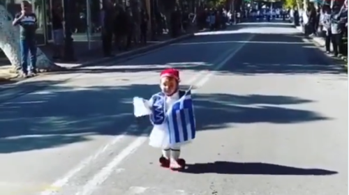 Παρέλαση 25ης Μαρτίου: Ο μικρός εύζωνας που έκλεψε τις εντυπώσεις στη Ρόδο [βίντεο]