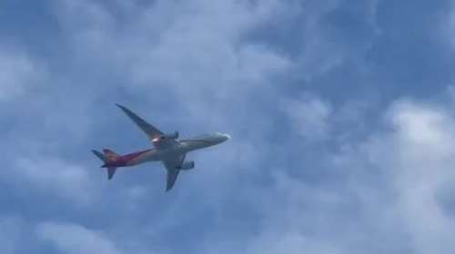 Τρόμος στον αέρα: Μπόινγκ 787 επέστρεψε στο Φιουμιτσίνο της Ρώμης αφού άρπαξε φωτιά ο κινητήρας του