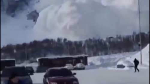 Ρωσία: Τεράστια χιονοστιβάδα έπληξε το χιονοδρομικό κέντρο Έλμπρους - Βίντεο καταγράφει τη στιγμή