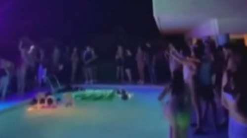 Σάλος με το προκλητικό κορονοπάρτι στη Χαλκίδα: Βουτιές στην πισίνα από μπαλκόνια και ύβρεις στον Χαρδαλιά [βίντεο]