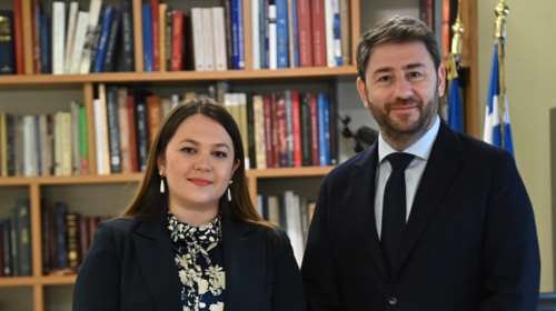 Και επισήμως στο ΠΑΣΟΚ η ανεξάρτητη βουλευτής Κωνσταντίνα Αδάμου - Συνάντηση με Ανδρουλάκη