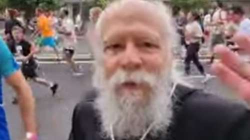 Μαραθώνιος: Αρχιμανδρίτης έτρεξε με τα ράσα για να ολοκληρωθεί ο Ναός της Παναγίας Ναυπακτιώτισσας [βίντεο]