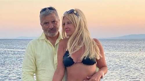 Ο Γιώργος και η Μαρίνα Πατούλη διαφημίζουν το ηλιοβασίλεμα της Αττικής ποζάροντας με τα μαγιό τους [Εικόνα]