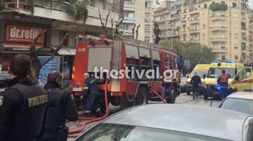 Θεσσαλονίκη: Φωτιά σε διαμέρισμα στο κέντρο - Απεγκλωβίστηκαν δύο άτομα [εικόνες, βίντεο]