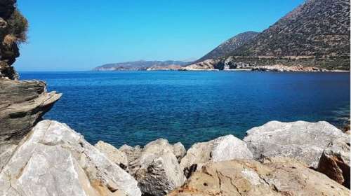 Ρέθυμνο: Βράχια έπεσαν σε Γάλλους τουρίστες την ώρα που κολυμπούσαν